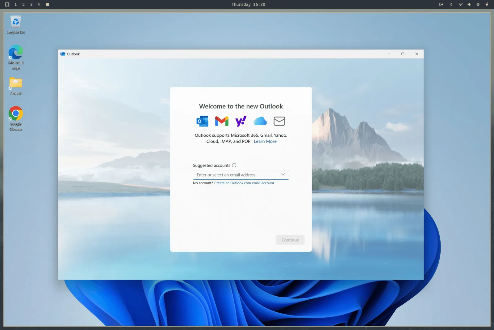 Omarchy के अंदर Outlook चलाता Windows 11, ऊपर Omarchy डेस्कटॉप बार दिखाई दे रही है